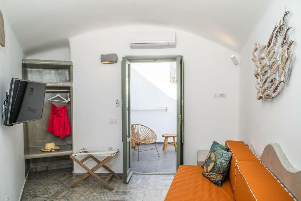 Astrea Suites Feggaropetra Cave House Fira  Bagian luar foto